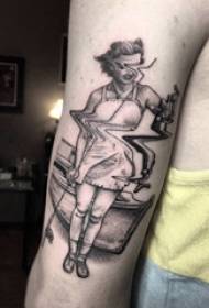 Tattoo sting zvija moški lik na slikah s črno roko tattoo