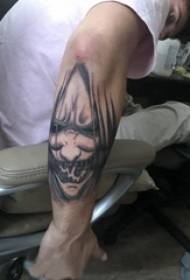 Tatoo la ugaidi, mhusika wa kiume, picha nyeusi ya mhusika wa kijivu