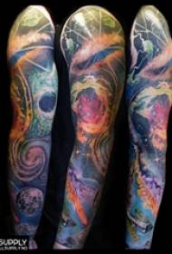 Obraz tatuażu ramienia Ramię chłopca na kolorowym kosmicznym obrazie tatuażu