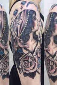 Meisie-karakter tatoeëringpatroon seuntjie op die arm-tatoo-prent