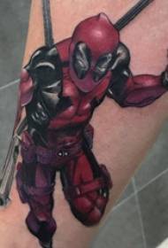Immagine del tatuaggio del personaggio dei cartoni animati del braccio dello studente maschio del tatuaggio del personaggio dei cartoni animati