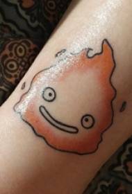 Braccio materiale tatuaggio ragazza colorata fiamma tatuaggio immagine sul braccio