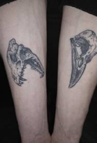 Ruka tetovaža slika dječakova ruka na slici crne kosti tetovaža
