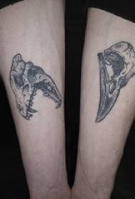Braccio tatuaggio foto braccio del ragazzo su osso nero tatuaggio immagine