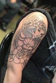Tätoveeringuga merineitsi merineitsi ja lillega tätoveeringu pilt tüdruku käsivarrel