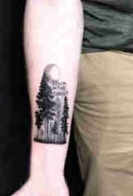 Plantera tatueringspojkesarm på svart tatueringsbild av stora träd