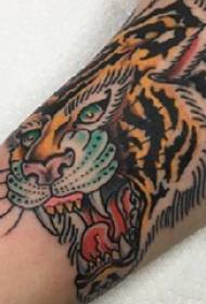 Tatuaggio ragazzo tigre dipinto su immagine tatuaggio braccio di tigre