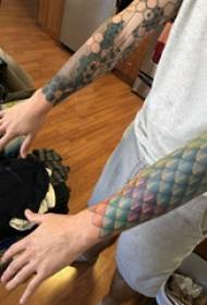 Braț student tatuaj element geometric pe imagine tatuaj element geometric colorat