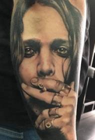 Moški lik portretne tetovaže na sliki realistične slike tatoo