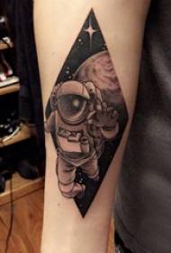 He papanga tattoo taatai, he ringa tane a te akonga, he taimana me te pikitia waituhi astronaut