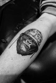 Gorilla tattoo mkono wa kiume wa mwanafunzi kwenye picha nyeusi ya orangutan