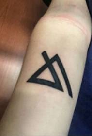 Arm tattoo materiaal meisje driehoek op zwarte driehoek tattoo foto
