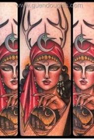 Braccio dello studente maschio del tatuaggio del ritratto del personaggio sull'immagine del tatuaggio del ritratto del personaggio del tatuaggio di colore