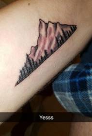 Kalnų viršūnės tatuiruotės vyriškos lyties studento rankos tatuiruotės nuotrauka