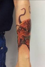 Patternêweya tatîlê ya Octopus modela tattooê ya Octopus li ser milê keçikê