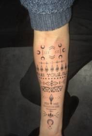 Jiometri na maua tattoo muundo msichana mkono jiometri na mfano picha ya tattoo