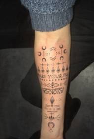 Geometric me te puawai waituhi peita tauira ma te ringa o te kotiro geometric me te tauira tattoo tattoo