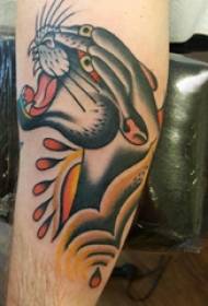 Tattoo luipaard mannenhand op gekleurde luipaard tattoo foto