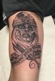 Personatge masculí del tatuatge del retrat del personatge en el patró del tatuatge del braç