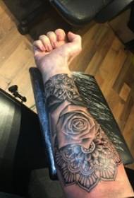 Brahma tattoo, manlike arm, rose tattoo foto