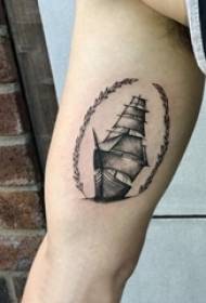 Braç del noi del veler tatuat sobre la imatge del veler tatuatge de color negre