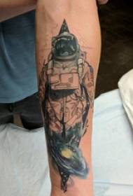Braccio del ragazzo del modello di tatuaggio dell'astronauta sull'immagine del tatuaggio cosmico e dell'astronauta