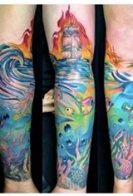 Braccio studente maschio tatuaggio totem marino sull'immagine del tatuaggio totem dell'oceano