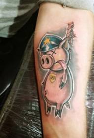 Рука ученика студента за тетоважу животиње на слици обојене свињске тетоваже