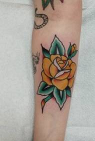 Patrón de tatuaxes flores de tatuaxes frescas pintadas nos brazos das nenas