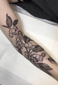 검은 회색 식물 문신 그림에 식물 문신 여자의 팔