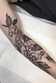 Planter le bras de la fille sur l'image de tatouage gris noir