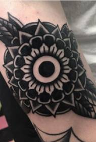 Tatuering mönster blomma flicka arm på svart blomma tatuering bild