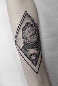 Elementi geometrici tatuano le braccia dei ragazzi sulle immagini di tatuaggi di rombo e astronauta