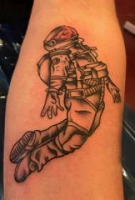 Bahan tato lengan, gambar tato pria astronot di lengan hitam
