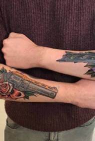 Arm tattoofotografia chlapec paže na kvetine a zbraň tetovanie obrázok