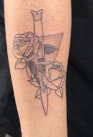 Tatuaje brazo niña niña triángulo y rosa tatuaje imagen en brazo