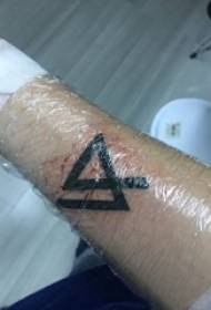 Egyszerű vonal tetoválás férfi hallgató karja fekete geometriai tetoválás kép
