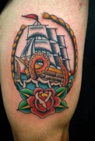 Tatuointi purjevene pojan käsivarsi purjeveneessä ja kukkatatuointikuva