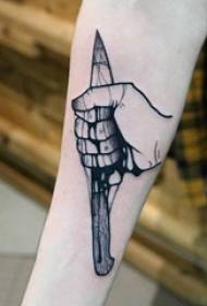 Τατουάζ μαύρο αρσενικό φοιτητής βραχίονα για το μαχαίρι και το χέρι εικόνα τατουάζ