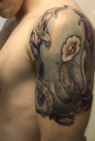 Letsoho le letšo la octopus e motona oa monna papaling ea tattoo ea liphoofolo