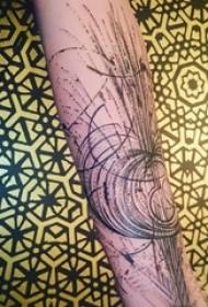 Geometrische Linie Tätowierungsgrafikmädchen geometrisches Tätowierungsbild auf Arm