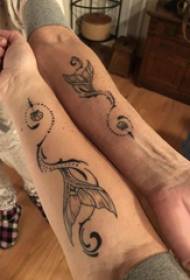 Pareja pequenos tatuajes frescos brazos en fotos de tatuaxes de cola de ballena negra