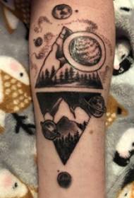 행성 및 산 문신 그림에 기하학적 요소 문신 소년 팔