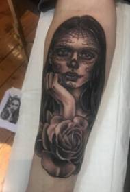 Obraz tatuażu ramienia Ramię dziewczyny na róży i obraz tatuażu postaci