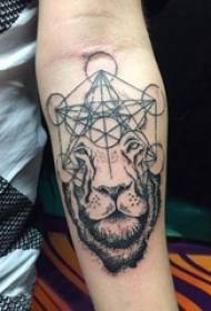 Wytatuuj czarne ramię mężczyzny studenta na obrazie geometrycznym i lwie tatuaż