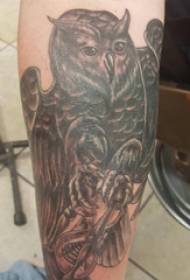 Photo de tatouage chouette hibou fille sur le bras