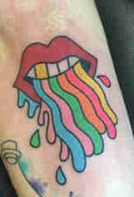 Tatuaje de labios, brazo de niño, labios de colores, imagen de tatuaje