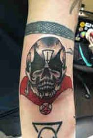 Materiale del tatuaggio del braccio, braccio maschile, immagine geometrica e del tatuaggio