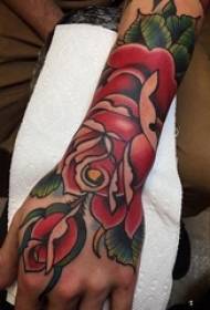 Brațul fetei tatuaj trandafir pe model de tatuaj de flori colorate