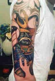 Japońskie samurajskie tatuaże Męskie ramiona wojownika na kolorowych tatuażach wojowników